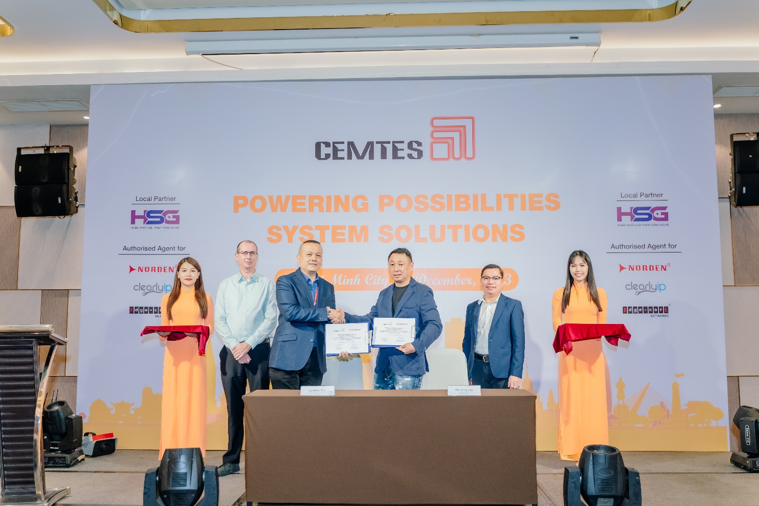 Ông Lê Minh Thế - Country Manager Norden (thứ 3 từ trái sang) và ông Andy Lee, CEO Cemtes International ký kết hợp tác phân phối