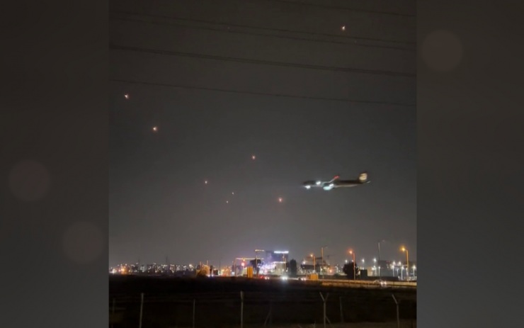 Hình ảnh máy bay chở khách vượt mưa rocket trong đêm 10-12. Ảnh: TIMES OF ISRAEL