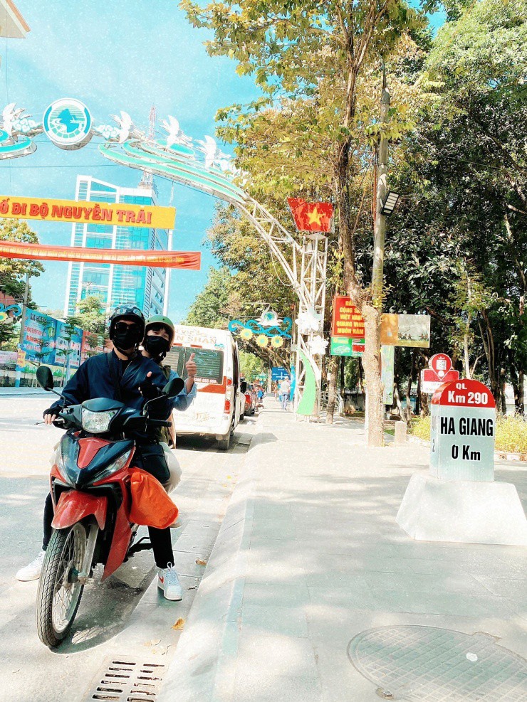 Check-in cột mốc số 0: Địa điểm được nhiều du khách tìm đến.