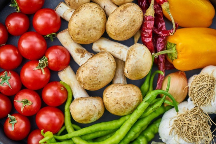Nên bổ sung nhiều trái cây và rau củ quả vào chế độ ăn uống hàng ngày để bổ sung đầy đủ vitamin và khoáng chất. Ảnh: Pexels