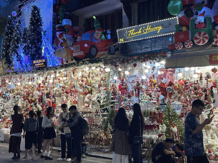 Một góc phố Hàng Mã bày bán đồ trang trí Giáng sinh
