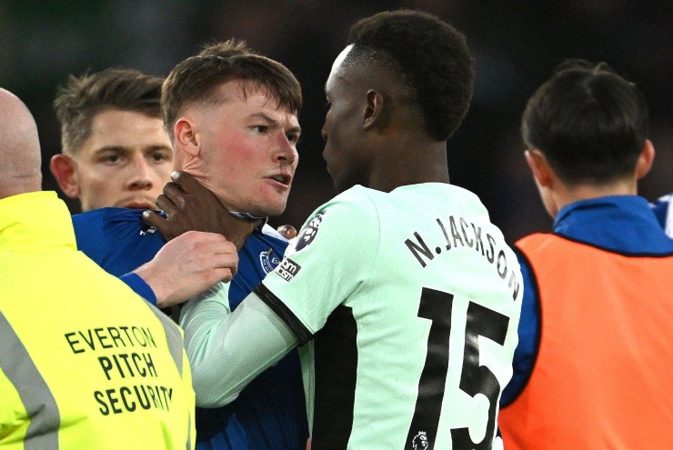 Nicolas Jackson bóp cổ đối thủ