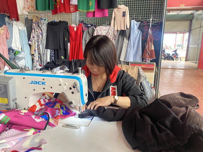 Bà Huyền là tiểu thương duy nhất bám trụ, buôn bán ở chợ Pơng Drang.