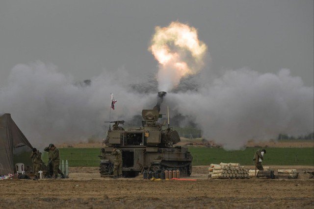 Một đơn vị pháo binh cơ động của Israel bắn đạn pháo từ Nam Israel về phía Dải Gaza. Ảnh: AP