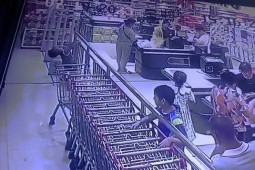 Clip: Bé trai bị điện giật do chạm vào lan can siêu thị