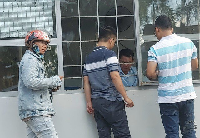 Người dân, nhà báo muốn vào làm việc với huyện Chư Prông thì lực lượng bảo vệ sẽ xin ý kiến của Văn phòng UBND huyện, nếu đồng ý mới được vào.