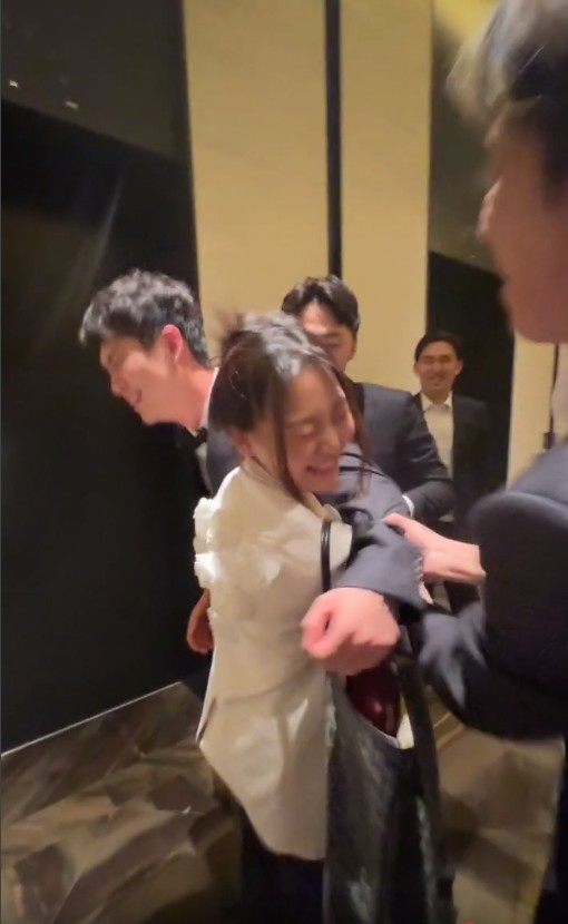 Cả hai "tình trong như đã mặt ngoài còn e" trong sự tác hợp của "nhà trai" và "nhà gái".