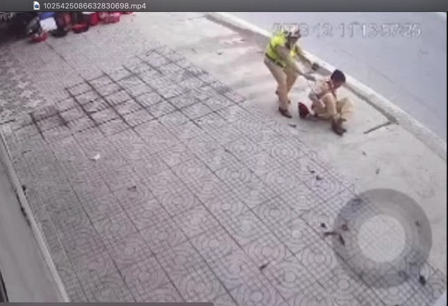 Thiếu tá C. bị thương nặng ở chân.