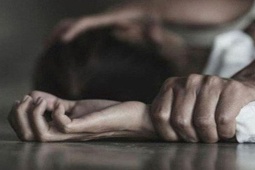 Pháp luật - 8 thanh thiếu niên chuốc say thiếu nữ 16 tuổi rồi giở trò đồi bại