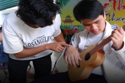 Chàng trai thắp sáng tâm hồn trẻ khiếm thị bằng tiếng đàn