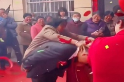 Bạn trẻ - Cuộc sống - Đang làm lễ cưới, người cô có hành động khiến cô dâu "tái mặt", chú rể mất bình tĩnh trừng mắt