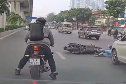 Tin tức trong ngày - Truy tìm tài xế xe máy tông người phụ nữ ngã ra đường rồi bỏ chạy