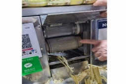 Phi thường - kỳ quặc - Vệ sinh nhưng quên tắt máy, người đàn ông bán nước mía nhận cái kết đầy thương tâm