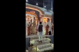 Bạn trẻ - Cuộc sống - Cô dâu "sánh vai" cùng 7 thần tượng tại đám cưới bằng cách độc nhất, phản ứng của chú rể gây bất ngờ