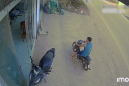 Xe máy - Xe đạp - Clip: Thanh niên khoe xe "đẳng cấp' và cái kết "dở khóc dở cười"