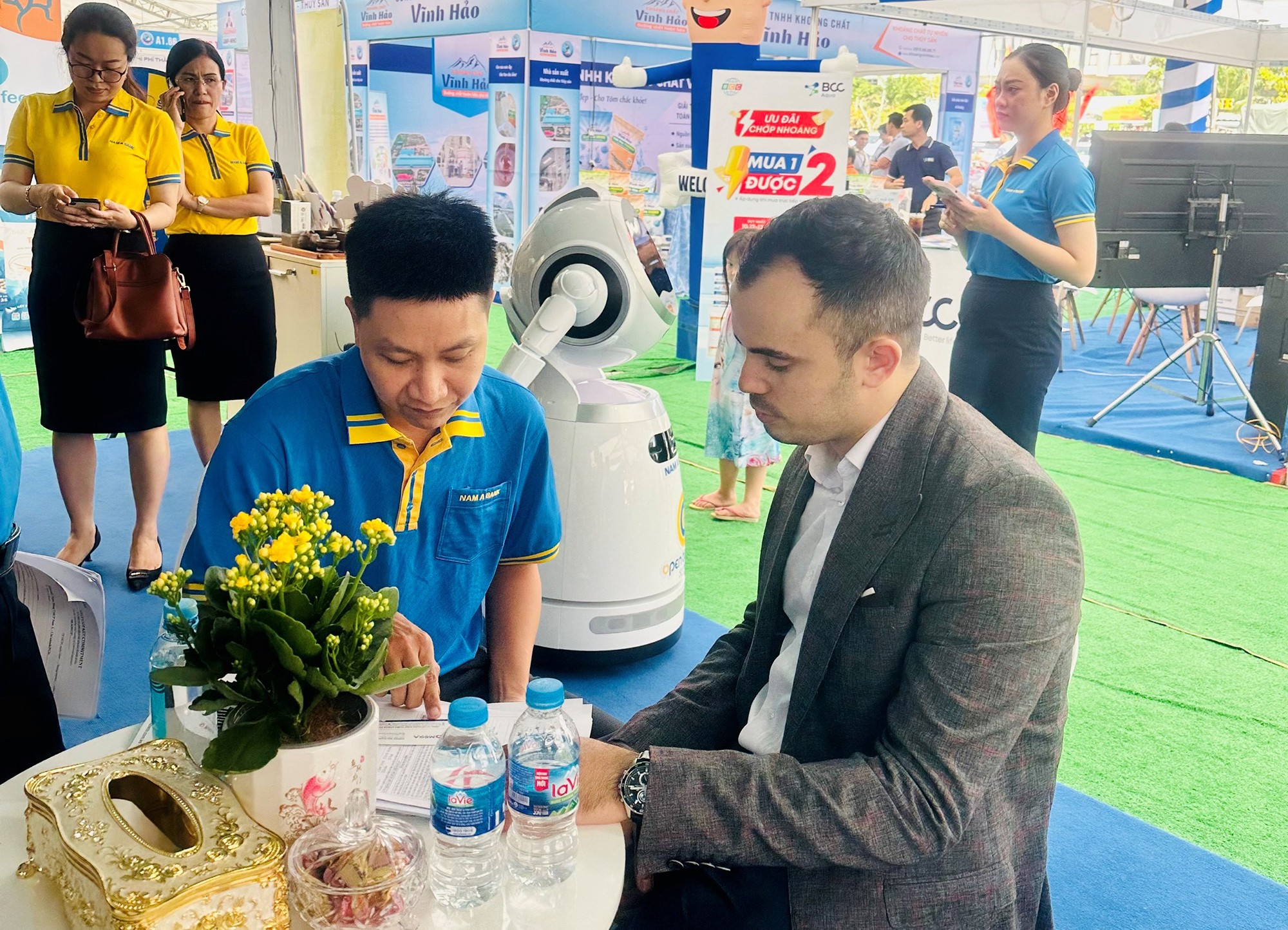 Khách hàng tham gia tư vấn tại gian hàng Nam A Bank