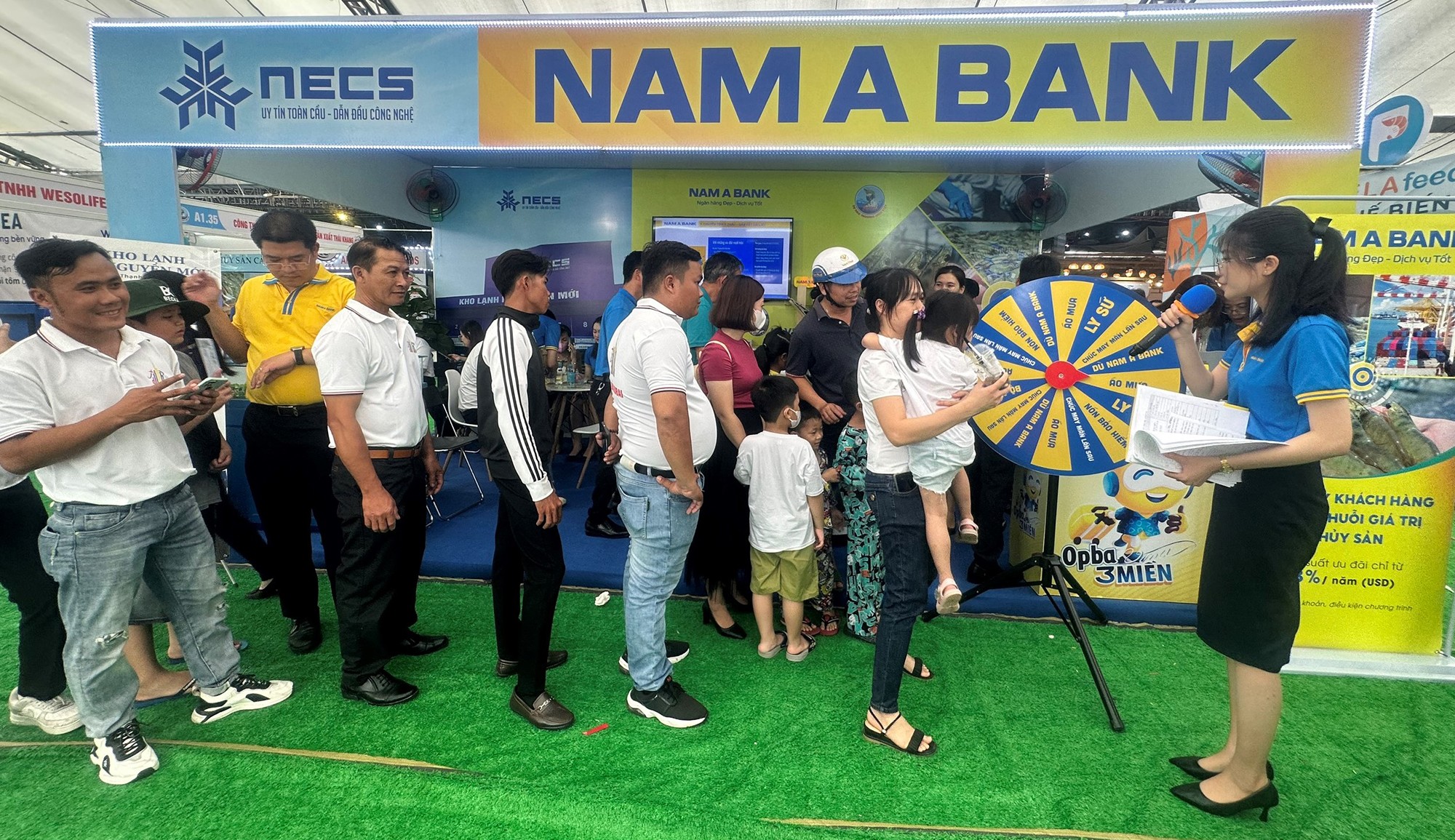 Gian hàng tư vấn của Nam A Bank thu hút đông đảo khách hàng