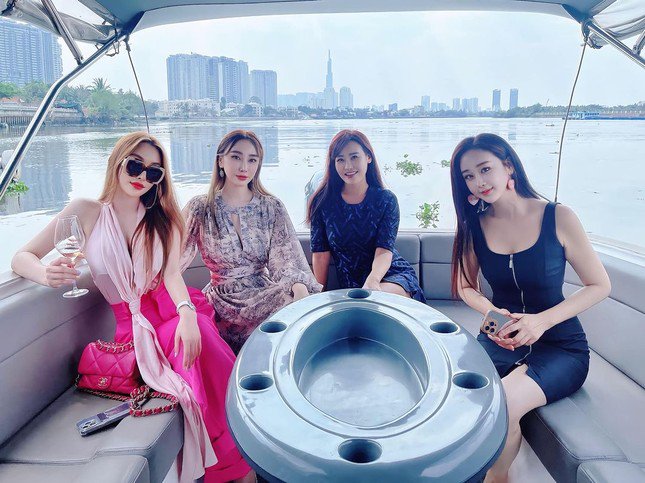 Hình ảnh được Ham So Won chụp cùng những người bạn tại TP.HCM