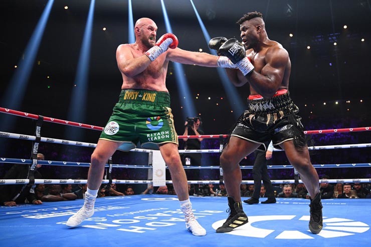 Fury (trái) và Ngannou so tài đỉnh cao