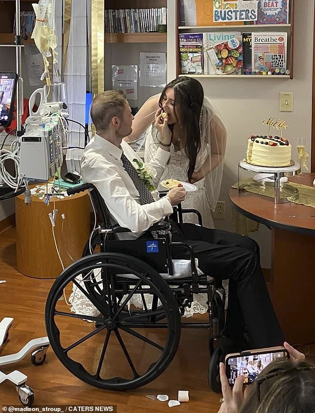 Zach và Maddie Stroup chụp ảnh tại đám cưới ở bệnh viện của họ vào năm 2022, sau khi sức khỏe của Zach xấu đi.