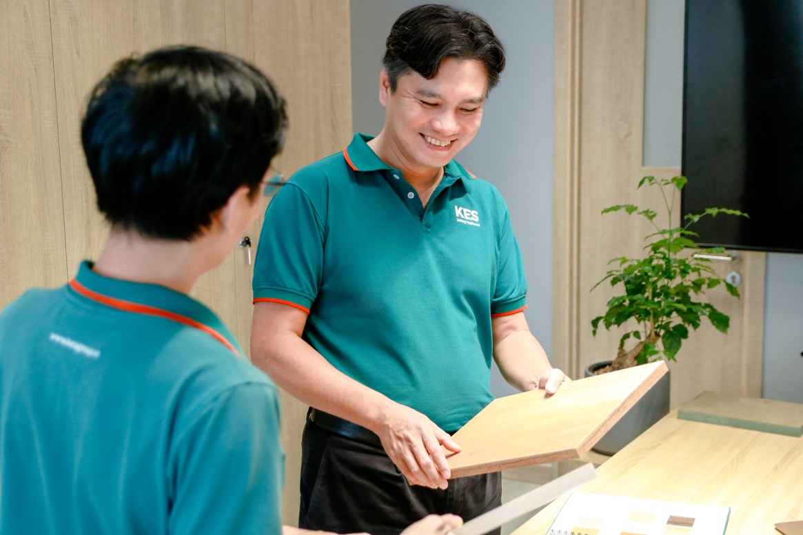 Ông Trịnh Hữu Kiên - Tổng giám đốc KES (bên phải) chia sẻ về hành trình đầy cảm hứng của KES