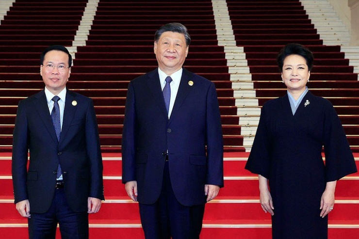 Chủ tịch nước Võ Văn Thưởng chụp ảnh với Tổng Bí thư, Chủ tịch Trung Quốc Tập Cận Bình và phu nhân tại Bắc Kinh vào tháng 10-2023. Ảnh: TTXVN
