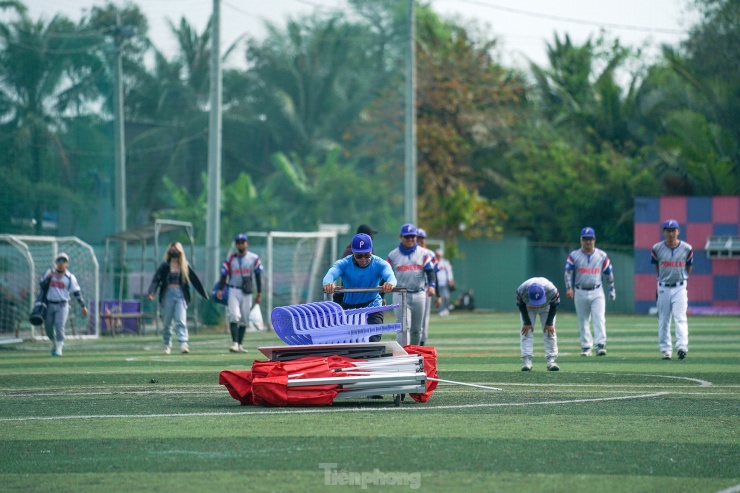 Giới trẻ TPHCM thỏa đam mê bóng chày trên sân... bóng đá - 2