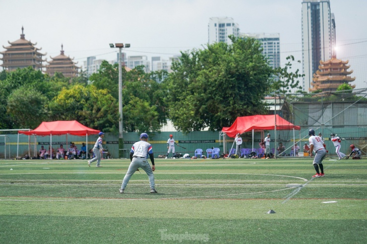Cuối tuần, những bạn trẻ đam mê bộ
môn bóng chày tìm đến sân bóng đá phía sau Pháp viện Minh Đăng
Quang (TP Thủ Đức) để thỏa niềm đam mê bóng chày.