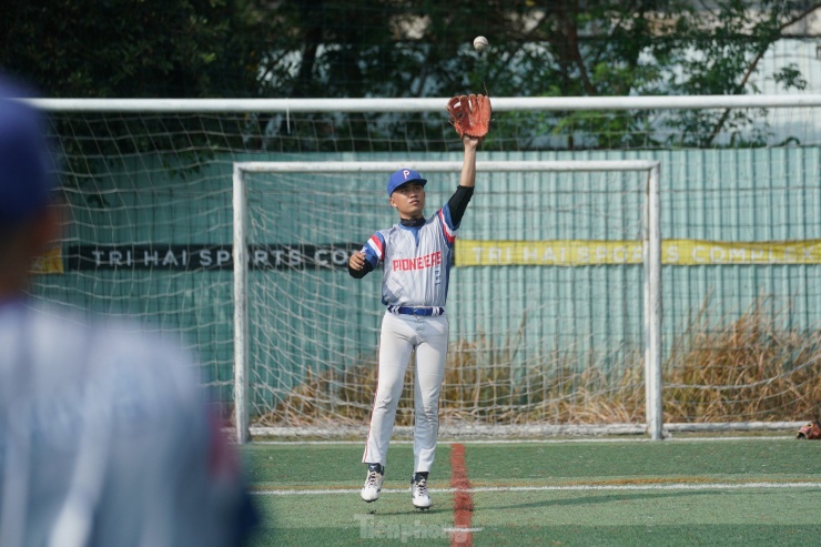 Giới trẻ TPHCM thỏa đam mê bóng chày trên sân... bóng đá - 4