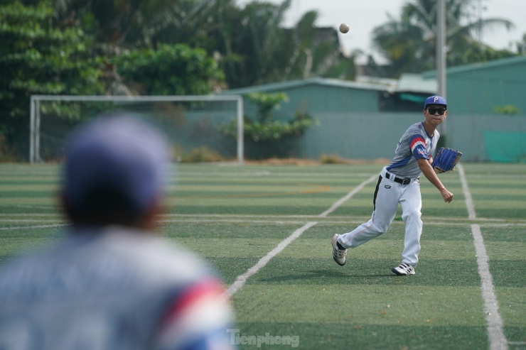Giới trẻ TPHCM thỏa đam mê bóng chày trên sân... bóng đá - 5
