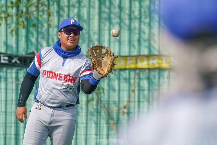 Giới trẻ TPHCM thỏa đam mê bóng chày trên sân... bóng đá - 6