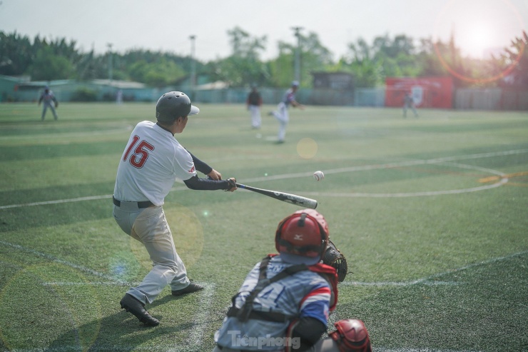 Sân bóng chày được chia thành 2 phần
là sân trong và sân ngoài, ngăn cách nhau bằng một đường vôi trắng.
Dụng cụ dùng trong bộ môn này cũng khá đơn giản, bao gồm gậy, bóng,
găng tay và một số dụng cụ bảo hộ khác.
