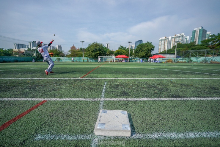 Sân bóng chày sẽ được chia thành 2
phần là sân trong và sân ngoài, ngăn cách nhau bằng một đường vôi
trắng. Ở sân trong có một phần sân nhỏ hình kim cương với cạnh dài
27,36m, được tạo thành từ dĩa nhà và 3 gôn. Chiếc mút hình vuông
màu trắng trong ảnh có tên chuyên môn là base, nghĩa là gôn.