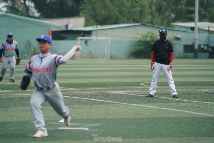 "Ông vua áo đen" đứng phía sau cầu
ném có nhiệm vụ xác định quả bóng bay vào trong hay ra ngoài khu
vực tiêu chuẩn (strikezone) để xác định bóng lỗi hay bóng
chuẩn.