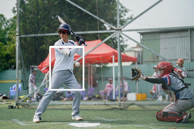 Đây chính là khu vực strikezone,
người ném phải đưa bóng vào khu vực hình chữ nhật này của người
đánh bóng (Batter) và người bắt bóng (Catcher). Ngoài thực tế, khu
vực hình chữ nhật được xác định bằng... cảm quan của trọng tài.
Theo các cầu thủ, ở các giải chuyên nghiệp từ năm sau sẽ có trọng
tài tự động để xác định khu vực này.