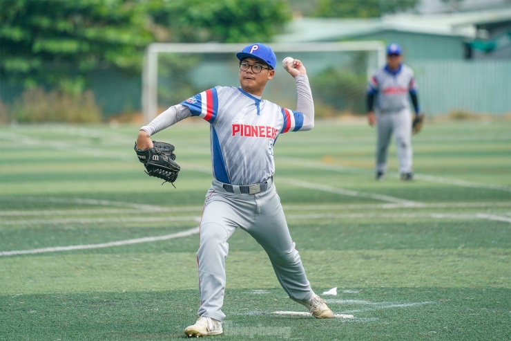 Đây là một trong các cầu thủ quan
trọng của một đội bóng chày. Đúng như tên gọi, cầu thủ này sẽ thực
hiện các cú ném bóng sao cho cầu thủ đánh bóng của đối thủ không
thể đỡ được bóng.