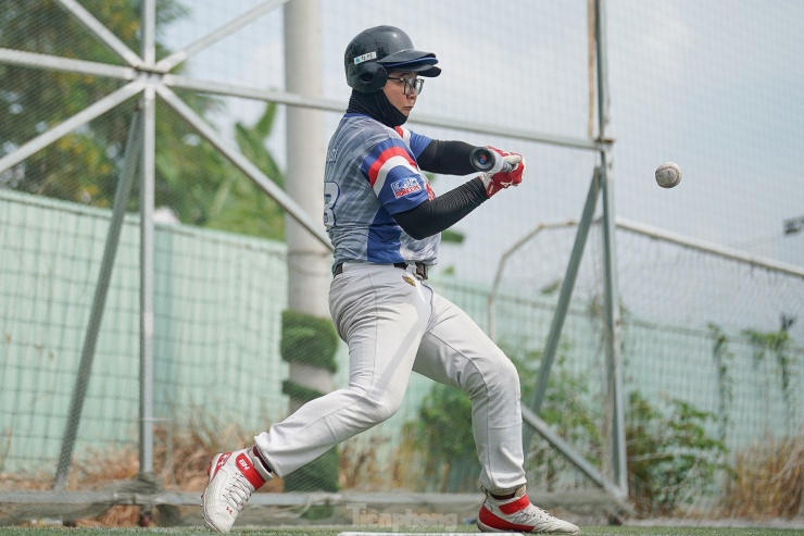 "Đa phần
quần áo, dụng cụ chơi môn này khá đắt. Nếu người chơi đầu tư tầm
trung thôi thì gậy và găng bắt bóng cũng hơn 5 triệu rồi. Nhưng
thật sự phần tốn kém nhất vẫn là bóng. Mỗi quả bóng có giá khoảng
100.000 đồng và thường xuyên bị đánh văng ra ngoài sân, coi như
mất", bạn Nguyễn Tấn Nguyên Khôi kể.