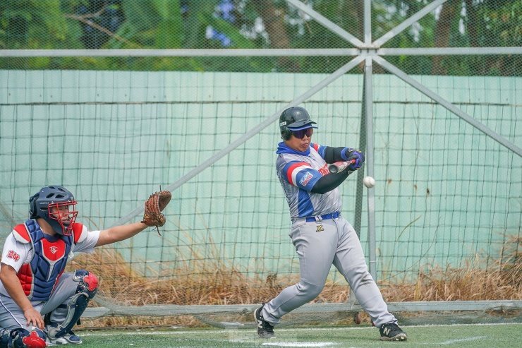 Batter
Vũ Trung Đức sinh năm 1994 chơi từ năm 2012 có nhiều cú đánh uy
lực, tiếc là anh không có cú giành điểm home run (đánh bóng ra
ngoài sân, giành điểm trực tiếp). Một cú strike được tính khi cầu
thủ đánh bóng vung gậy nhưng đánh trượt bóng. Người đánh bóng có
thể không vung gậy, nhưng nếu bóng nằm trong một khu vực nhất định,
gọi là “strike zone”, thì vẫn bị tính là một cú strike. Nếu cầu thủ
ném bóng ném hỏng, tức là bóng bay khỏi khu vực strike zone, và cầu
thủ đánh bóng không vung gậy, họ có quyền tự ý đi đến gôn đầu tiên
mà không bị cản trở.