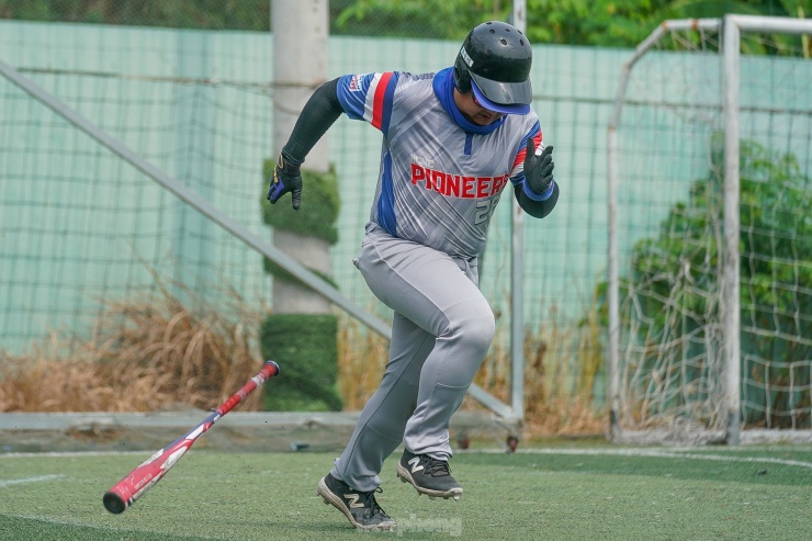 Giới trẻ TPHCM thỏa đam mê bóng chày trên sân... bóng đá - 2