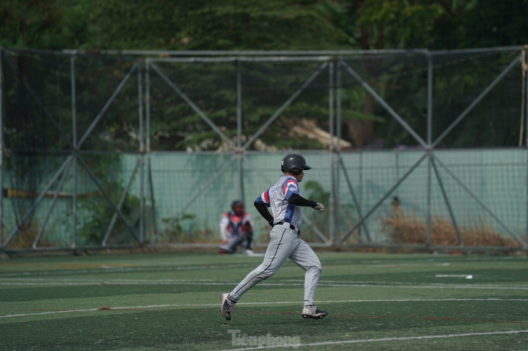 Trong
trường hợp cầu thủ đánh bóng có thể thực hiện thành công cú đánh,
bóng được xem là đã “vào cuộc”. Lúc này, người đánh bóng sẽ phải bỏ
gậy và chạy ngay về phía các gôn. Trong khi đó, 8 thành viên của
đội phòng ngự sẽ cố gắng bắt bóng trước khi bóng chạm đất hoặc cố
gắng giành lấy bóng và chạm vào cơ thể của người đánh bóng trước
khi họ đến được gôn.