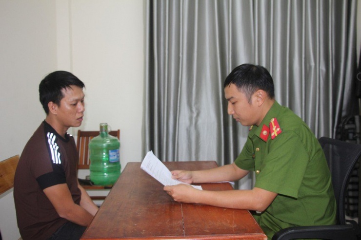Cơ quan công an làm việc với đối tượng. Ảnh: MT.