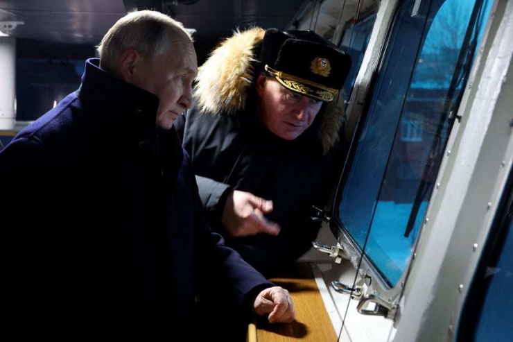 Tại Sevmash, Tổng thống Vladimir Putin cũng thăm tàu khu trục Đô đốc Kasatonov. Ảnh: Reuters