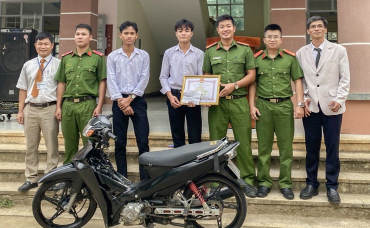 Đại diện UBND thị trấn và lực lượng Công an thị trấn Hai Riêng trao bằng khen cho em Kpắ Y Sem. Ảnh: HN