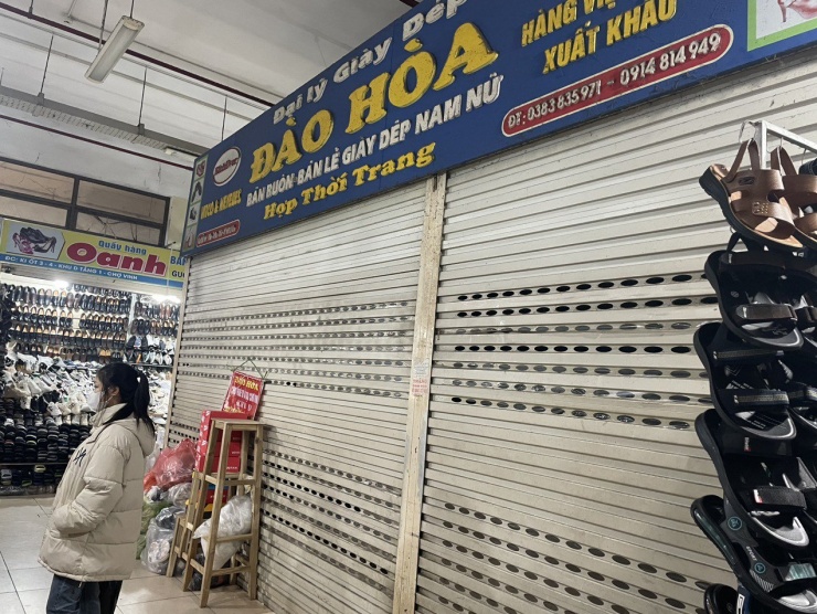 Hiện, theo thống kê Nghệ An có hơn 370 chợ dân sinh đang hoạt động. Tuy nhiên, sự bùng nổ của công nghệ và các loại hình kinh doanh hiện đại, một bộ phận người dân đã thay đổi, tiếp cận với thói quen tiêu dùng mới. Vì vậy, chợ truyền thống đối mặt với nhiều khó khăn và đang có nguy cơ mất dần vị thế. Nhiều ki ốt mặc dù đã treo biển sang nhượng cửa hàng cả năm nay nhưng vẫn chưa có người thuê lại