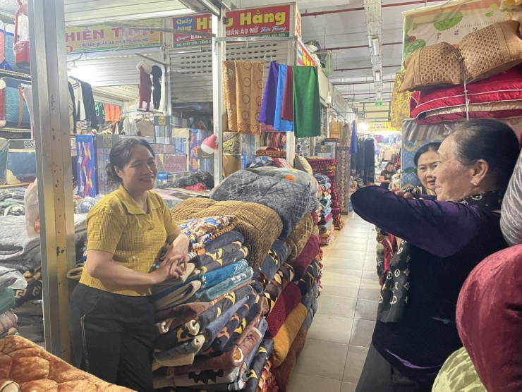 Không chỉ chợ Vinh, chợ Ga Vinh, chợ Quán Lau, chợ Quán Bánh, chợ Hưng Dũng,… cũng vắng khách. Nhiều quầy treo bảng chuyển nhượng, cho thuê lại ốt, bán ốt. "Bám lại chợ chủ yếu là những người già. Hầu hết người trẻ đều chuyển nghề hoặc chuyển đổi phương thức bán hàng qua mạng. Mặc dù đã giảm giá, không nói thách nhưng vẫn không có khách mua", một tiểu thương ở chợ Vinh cho biết.&nbsp;