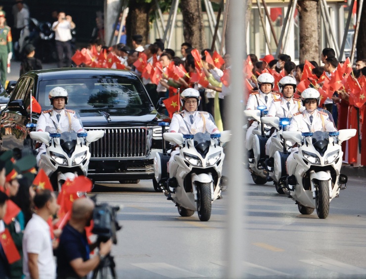 Đoàn xe của Tổng Bí thư, Chủ tịch nước Trung Quốc Tập Cận Bình và Phu nhân tiến về Phủ Chủ tịch. (Ảnh: Như Ý)