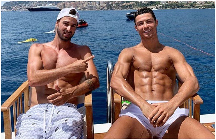 Cristiano Ronaldo luôn “thiêu đốt” mọi ánh nhìn khi đi nghỉ dưỡng ở những vùng biển đẹp.
