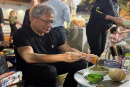 CEO tập đoàn nghìn tỉ Nvidia sang Việt Nam, trải nghiệm ẩm thực vỉa hè