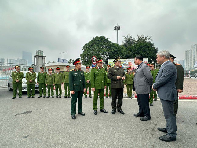 Trung tướng Nguyễn Hải Trung trực tiếp kiểm tra công tác triển khai phương án bảo vệ, bảo đảm an ninh, an toàn tại một số điểm trên địa bàn thành phố.