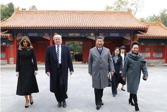 Chủ tịch Trung Quốc Tập Cận Bình và Phu nhân cùng Tổng thống Mỹ Donald Trump và Phu nhân thăm Tử Cấm Thành, ngày 8/11/2017. (Ảnh: EPA)